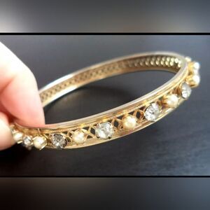 Elegant Gold and Pearl Bracelet